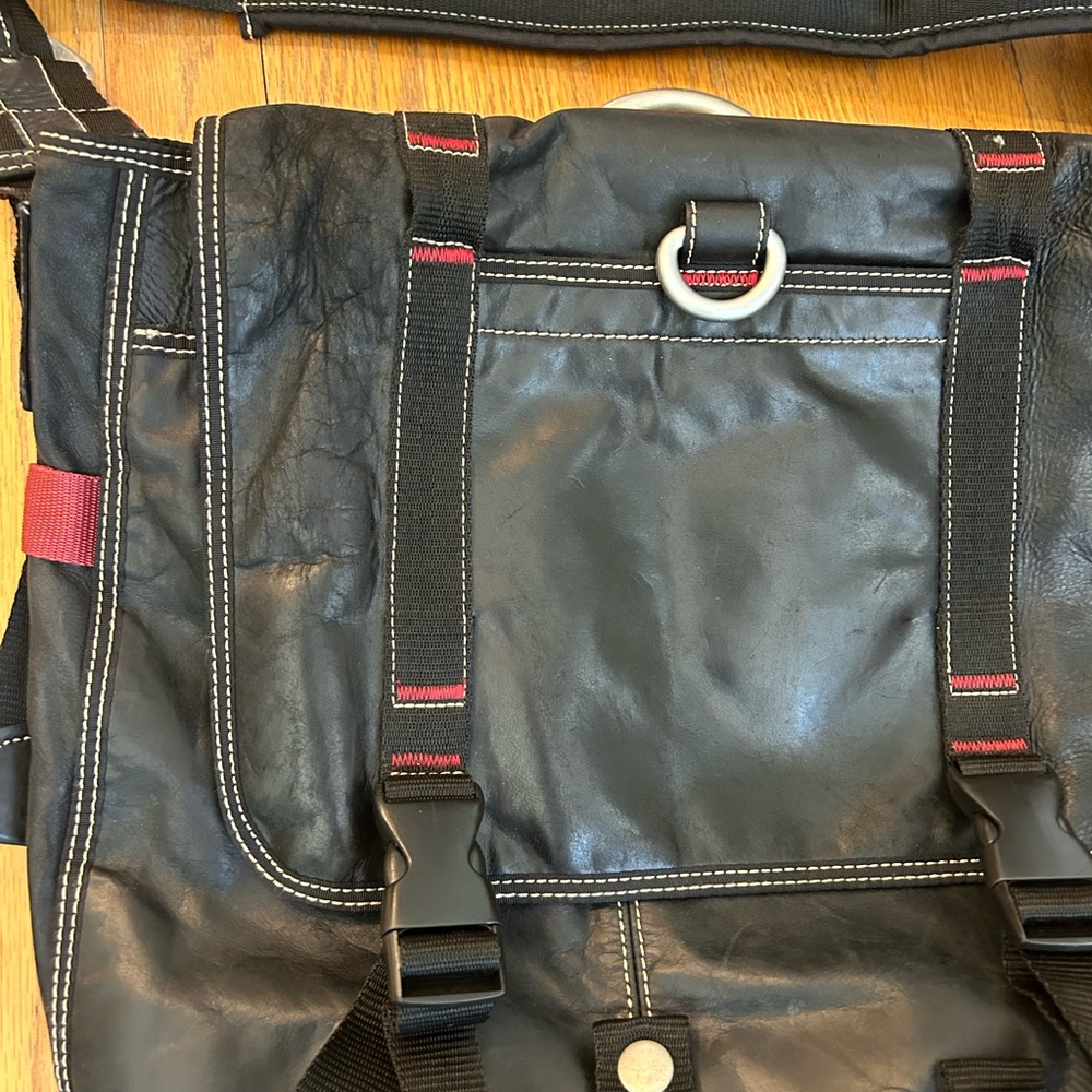 Wilson Leather Unisex Black Red M. Julian Leather Classic Messenger Bag - Picture 2 of 8